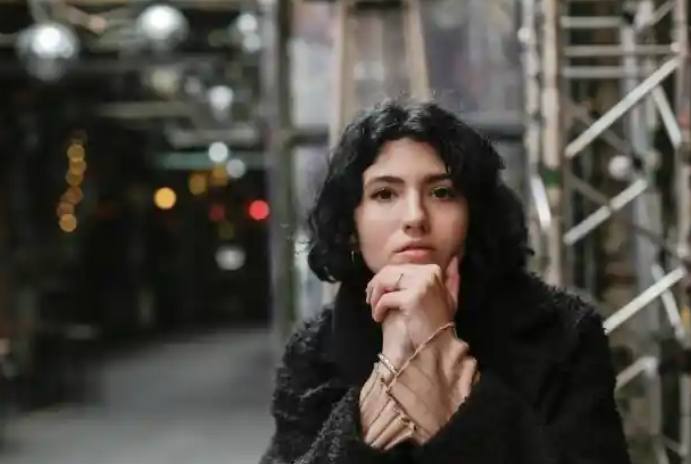 Wife Suspicious After Husband Has Lunch With Mother-In-Law Every Week Wife Suspicious After Husband Has Lunch With Mother-In-Law Every Week